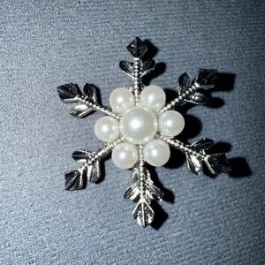 NWT Silvertone And Faux Pearl Snowflake Brooch Pin